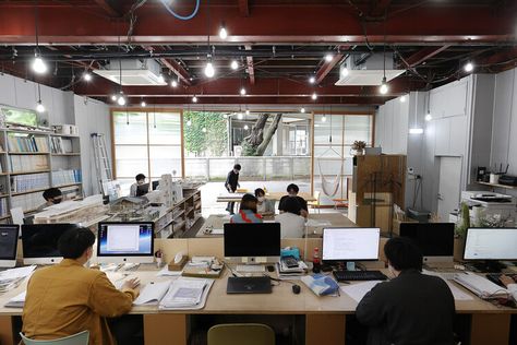 Down to Earth Practice: How Some Japanese Architects Have Taken their Offices to the Streets | ArchDaily Japanese Office, Shoji Screen, Architects Office, Traditional Office, Japanese Architect, Office Layout, Creative Workspace, Architecture Office, Small Office