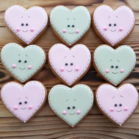 Cutest Valentines Day Sugar Cookies You'll Love To Make - RecipeMagik Valentines Cookies Decorated Ideas, Cinnamon Christmas Cookies, Valentine Cookies Decorated, Valentines Day Sugar Cookies, Valentine Sugar Cookies, Valentines Baking, Royal Iced Cookies, Sugar Cookie Royal Icing, Iced Sugar Cookies