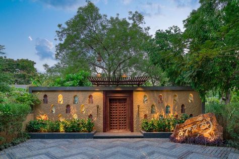 The site is located near Thol lake, Ahmedabad, situated next to an existing weekend home. Initially, this place was a flat land with few trees on periphery. The owner was fond of birds and had various exotic bird species from different part of the world. #architecture #house #fashion #decor #diy #homedecor #amazingarchitecture #interiordesign #contemporaryhome #modern #residence #designer Inclined Studio, Weekend Home, Classical House, World Architecture, India Design, Contemporary House Design, Home Building Design, Concept Architecture, Abstract Canvas Art