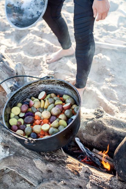 Dutch Oven Cooking, Campfire Food, Fire Cooking, Campfire Cooking, Cooking Guide, Summer Camping, Cast Iron Cooking, Camp Cooking, Camping Fun