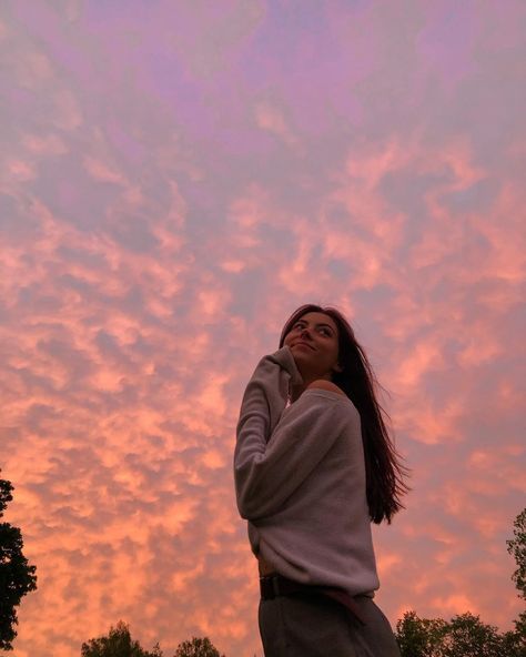 Paulīne |’s Instagram photo: “the sky ✨” Fashion Blogger Photography, Book Photography Instagram, Summer Picture Poses, Blogger Photography, Self Portrait Photography, Fun Photoshoot, Photography Posing Guide, Photographie Portrait Inspiration, Creative Instagram Photo Ideas