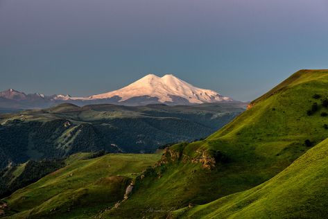 Mount Elbrus / Author: Alex Mimo Mountain Landscape Photography Horizontal, Mount Elbrus, Background References, Mountain Aesthetic, Mountain Landscape Photography, Panoramic Art, Caucasus Mountains, Map Pictures, Landscape Photography Nature