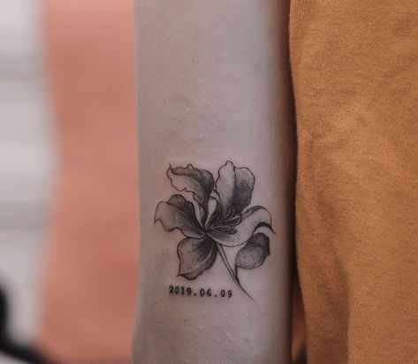 Lesine.co Tattoo | Hong Kong on Instagram: “:: 06.09 :: ~200 days  May people reign, proud and free, now and evermore Glory be to thee Hong Kong” Hong Kong Tattoo Ideas, Bauhinia Flower Tattoo, Bauhinia Tattoo, Kong Tattoo, Hong Kong Tattoo, Tattoos 2023, 2023 Tattoo, Glory Be, Orchid Leaves