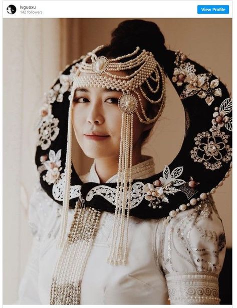 Mongolian brides wear a patterned dress called a “deel” that has been worn for centuries by Mongols in Central Asia. Mongolian Traditional Clothing, Japanese Bride, Ethiopian Wedding, Polish Wedding, Indonesian Wedding, Traditional Wedding Attire, Wedding Headdress, Ethnic Hairstyles, Wedding Look