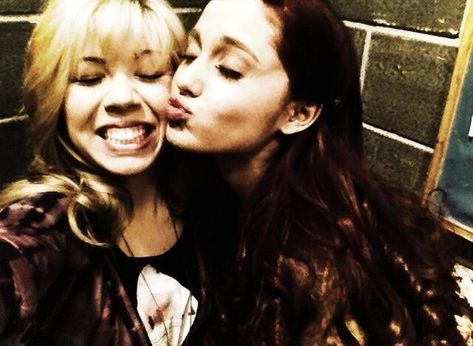 Ariana & Jennette Ariana Grande Selfie, Movie Duos, Victorious Nickelodeon, Victorious Cast, 2010s Aesthetic, Sam & Cat, 2013 Swag Era, Sam And Cat, Jennette Mccurdy