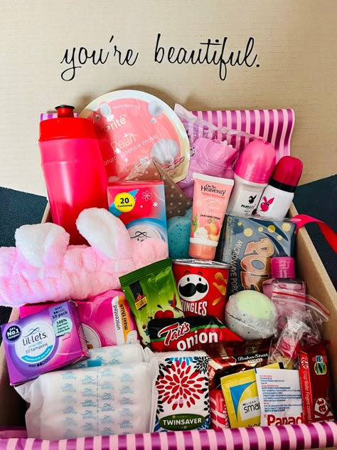 Period Box Ideas Diy, Menstrual Care Package, First Period Kit Daughters Diy, Period Stuff Products, Menstrual Organization, Period Preparation Kit, Period Bag Ideas, Period Package For Daughter, Period Starter Kit Diy Daughters