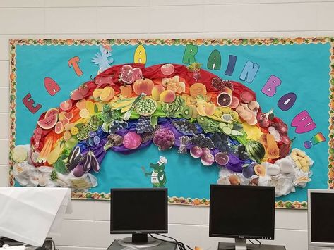 Eat a Rainbow.  Great idea for a bulletin board Rainbow Bulletin Board Ideas, Harry Potter Bulletin Board, Nutrition Bulletin Boards, Rainbow Display, Rainbow Bulletin Boards, Food Bulletin Boards, Teachers Room, School Nutrition, Health Class