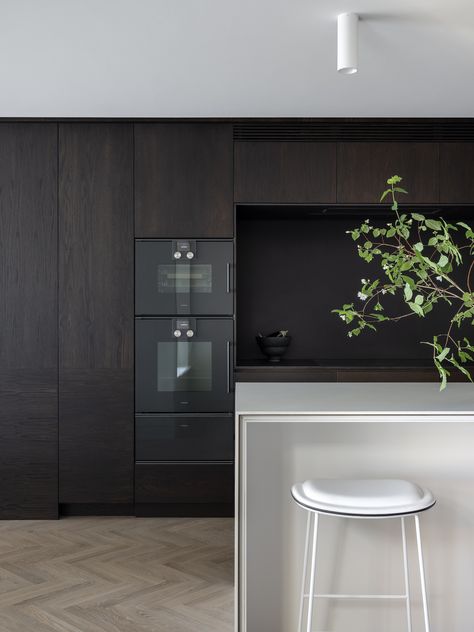 How Art and Harbour Views Shaped an Apartment Overhaul | est living Minimal Dining, Gaggenau Appliances, Smoked Mirror, The Local Project, Kitchen Benches, Stunning Kitchens, Living And Dining Room, Kitchen Fixtures, West Lake