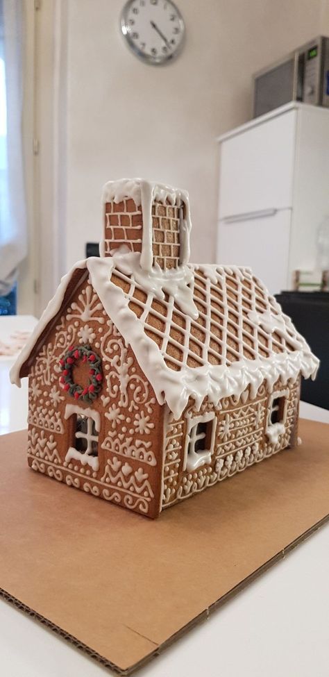 Ikea Gingerbread House Ideas, Small Gingerbread House Ideas, Gingerbread House Designs Simple, Simple Gingerbread House Ideas, Ikea Gingerbread House, Cute Gingerbread House Ideas, Aesthetic Gingerbread House, Gingerbread House Aesthetic, Gingerbread House Decorating Ideas