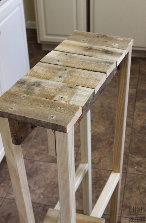 DIY Console Table from a Pallet by Curb to Refurb featured on Remodelaholic Small Pallet Table, Pallet Console Table, Diy Pallet Table, Simple Console Table, Side Table Diy, Pallet Table Diy, Diy Shelving, Pallet Tables, Diy Console