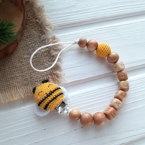 Dummy clip bee chain personalized for girl - custom crochet wood pacifier clip with name for bee baby girl shower gift, Schnullerkette mit Namen Biene, Geschenk zur Geburt Juniper Wood, Binky Clips, Paci Clip, Crochet Bee, Dummy Clips, Expecting Parents, Bee Baby Shower, Baby Girl Shower Gifts