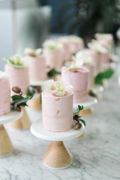 Love these tiny individual wedding cakes! Egg Desserts, Trending Desserts, Wedding Recipes, Desserts Mini, Mini Trifle, Desserts Wedding, Pink Cakes, Dessert Mini, Mini Wedding Cakes