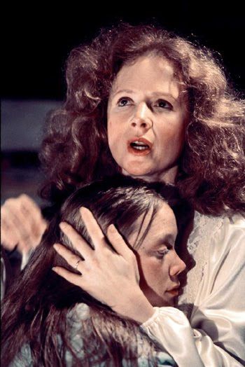 Piper Laurie & Sissy Spacek in Carrie (1976)...this movie is scary but I love it!! Carrie Movie, Carrie 1976, Piper Laurie, Steven King, Stephen King Movies, Carrie White, Horror Villains, King Book, Classic Horror