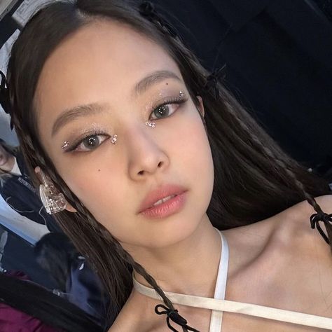 blackpink . . . jennie Gem Makeup, Coachella Makeup, Concert Makeup, Sparkly Makeup, Rhinestone Makeup, Rave Makeup, Ethereal Makeup, Asian Eye Makeup, Festival Makeup