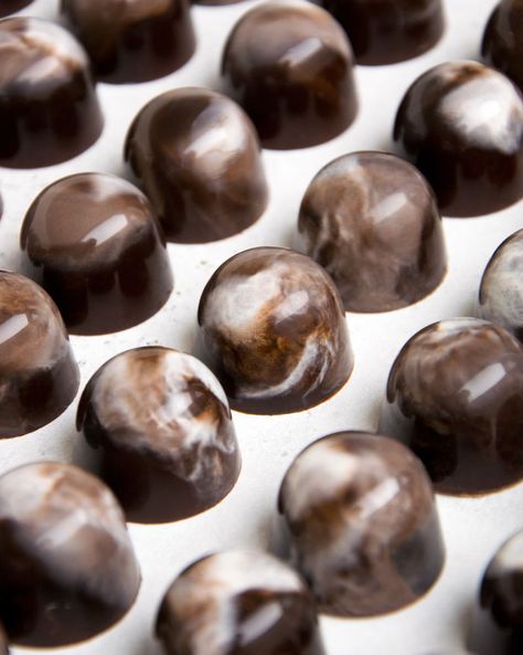 Coffee Baileys Chocolate Bonbon Recipe Bonbon Recipe, Chocolate Bonbons Recipe, Bon Bons Recipe, Baileys Coffee, Polycarbonate Chocolate Molds, Chocolate Bonbons, Chocolate Moulds, Chocolate Pictures, Caramel Creams