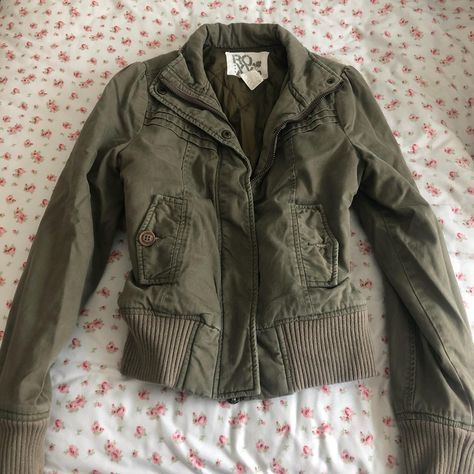 vintage roxy olive green heavy jacket, gives major... - Depop How To Style A Green Jacket, Green Jacket Outfit Aesthetic, Olive Green Jacket Outfit, Olive Green Jacket Outfits, Cute Jackets For Women, Green Jacket Outfit, 80s Clothes, Vintage Roxy, Olive Green Jacket