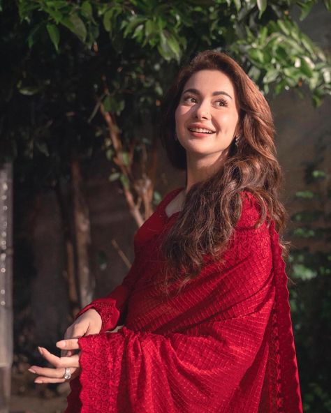 Hania Amir stuns in this gorgeous red saree 😍 Shop her look from laam.pk ✨ Brand: Faiza Saqlain ‼️ EVERYTHING FOR EVERYONE‼️☀️ 🇺🇸🇦🇺 USA & AUS - Flat PKR 7,500 shipping fee. 🇬🇧 UK - Flat PKR 7,500 and Free shipping on all orders above PKR 70,000. 🇦🇪 UAE - Flat PKR 1,500 and Free shipping on all orders over PKR 10,000. 🇸🇦 KSA - Flat PKR 5,000 and Free shipping on all orders over PKR 25,000. 🛍️ Tap the link in bio to shop now! @laamofficial @laambasics @laam_man @laam_kids @laam_couture @la... Indian Poses, Haniya Amir, Faiza Saqlain, Hania Aamir, Dress Designs For Stitching, Shoes Guide, Hania Amir, Velvet Dress Designs, Mehndi Designs Front Hand