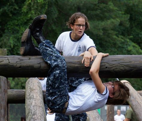 36 Things You'll Only Understand If You're A Woman At The U.S. Naval Academy Naval Intelligence, American Patriotism, United States Naval Academy, Future School, Naval Academy, Navy Military, Military Life, American Patriot, School Graduation