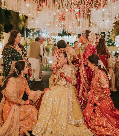 Dholki Bride Pakistan, Desi Bridal Party, Wedding Picture Ideas Indian, Pakistani American Wedding, Desi Wedding Bridesmaids, Desi Wedding Aesthetic Friends, Pakistani Wedding Pictures, Desi Bridesmaid Dresses, Bengali Bridesmaid