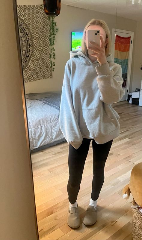 Leggings And A Hoodie Outfit, Study Date Outfit Comfy, Leggings With Clogs Outfit, Outfit Ideas Fall School, Clogs With Leggings Outfit, Easy Fit Ideas, Clogs And Leggings Outfit, Leggings And Clogs Outfit, Outfits With Clog Birkenstocks