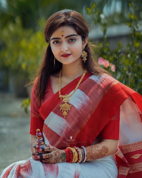 Durga Puja Photography, Bengali Bride Reception Look, Bengali Saree, Indian Bride Makeup, Indian Wedding Poses, Bengali Bridal Makeup, Indian Wedding Bride, Bengali Bride, Indian Bride Outfits