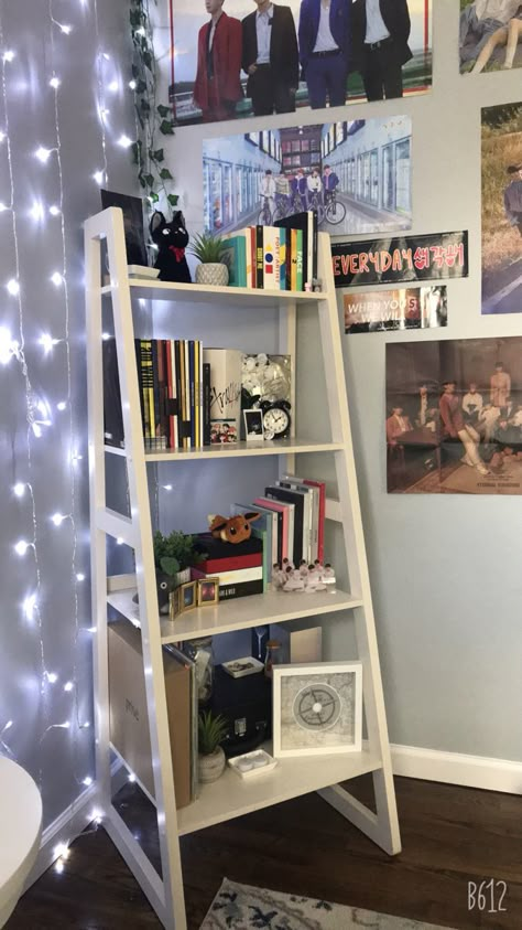 kpop album shelf Book Shelf Decor Ideas Bedroom, Kpop Album Decoration Ideas, Kpop Albums Shelf Ideas, Bedroom Book Shelf Ideas, Kpop Inspired Room Decor, Kpop Album Room Decor, Ladder Shelves Bedroom, Kpop Shelf Aesthetic Minimal, Ikea Shelf Aesthetic