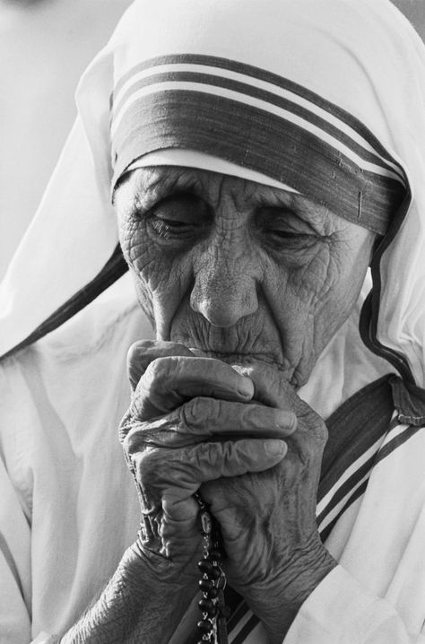 Mother Teresa Humility List, Mother Teresa Biography, Mother Teresa Pictures, Missionaries Of Charity, Saint Teresa Of Calcutta, Mother Teresa Quotes, Saint Teresa, Art Pencil, Mother Teresa