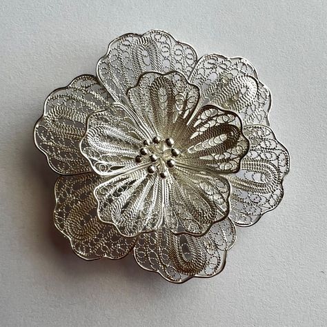 Flower Brooch Flor de Paraiso - Sterling Silver Brooch - Filigree Jewelry - Silver Jewelry - Filigree Brooch - Gift Idea for Mom Silver Filigree Jewelry, Filigrana Jewelry, Paper Jewellery, Delicate Jewellery, Gift Idea For Mom, Filigree Jewelry, Sterling Silver Brooch, Jewelry Techniques, Paper Jewelry