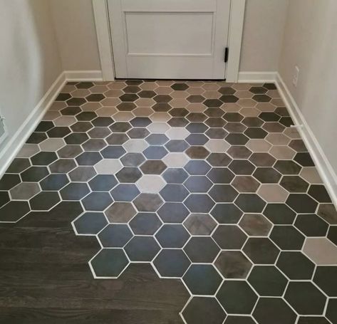 Floor Transition, Transition Flooring, Koti Diy, Tiles Ideas, Ceramic Floor Tile, Hexagon Tiles, Ceramic Floor, Bathroom Floor, Wood Tile