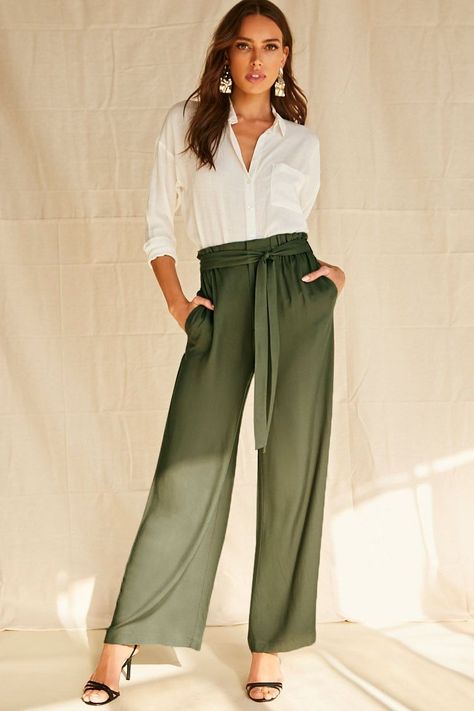 Green Flowy Pants, Flowy Pants Outfit, Paperbag Hose, Paperbag Pants, Elegante Casual, Summer Work Outfits, Flowy Pants, Green Pants, Casual Work Outfits