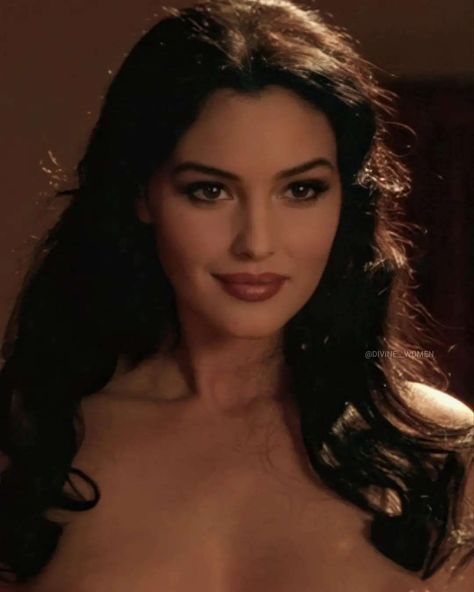 Stile Blair Waldorf, Dark Feminine Aesthetic, Monica Bellucci, Feminine Aesthetic, Pretty Makeup, Aesthetic Makeup, Dark Hair, Pretty Face, Aesthetic Girl