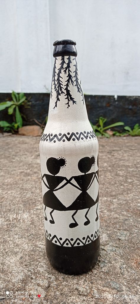 Bottle Art Projects, Warli Art, Bottle Painting, Bottle Art, Paper Crafts Diy, Bottles Decoration, Art Projects, Art Painting, Arts And Crafts