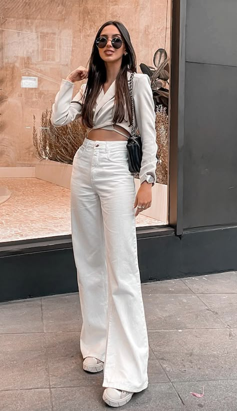 a Off White And White Outfit, White Jeans Wide Leg Outfit, White Jeans Style, Pantalon Blanco Wide Leg, How To Style White Jeans Casual, White Jeans Pants Outfit, All White Casual Outfits For Women, White Casual Outfits For Women, Outfits Con Jean Blanco