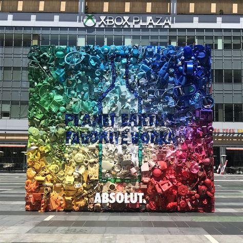 This #EarthDay, @absolutvodka is reminding us that recycling is important with this mural by Dan Tobin-Smith, made out of 1 ton of waste collected in LA. Come check it out from now until April 29th in XBOX Plaza and use it to recycle your trash! #AbsolutPlanetpic.twitter.com/l3KrLgZEvu Trash Decoration Ideas, Recycle Wall Art, Best Out Of Waste Decoration Ideas, Sustainability Installation, Recycle Exhibition, Waste Art Installation, Sustainable Installation Art, Fashion Activation, Sustainable Event Activations