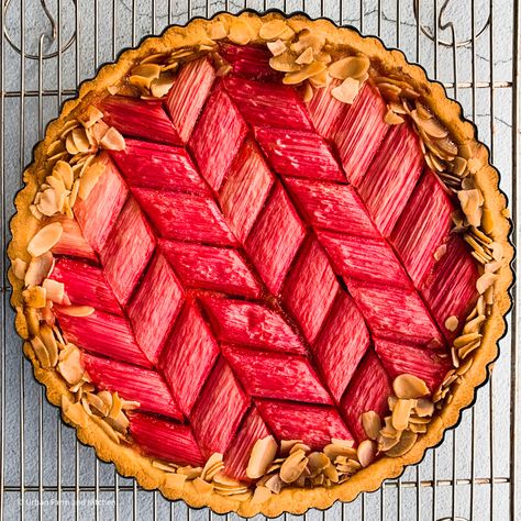 Rhubarb Tart Recipe, Rhubarb Pear Recipes, Strawberry Rhubarb Tart, Rhubarb Tarts, Frangipane Tart Recipe, Rhubarb Uses, Almond Frangipane Tart, Vegan Frangipane Tart, Raspberry Rhubarb Slab Pie