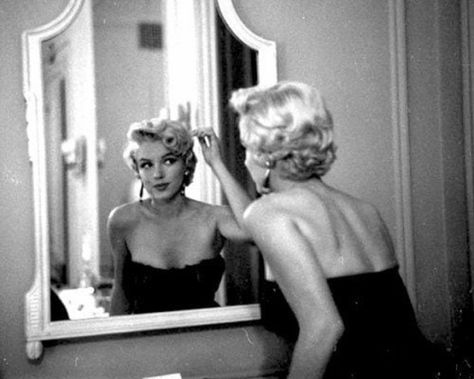 Seven Year Itch, Bert Stern, The Seven Year Itch, Looking In The Mirror, Gentlemen Prefer Blondes, Joe Dimaggio, Marilyn Monroe Photos, Marlene Dietrich, Norma Jean