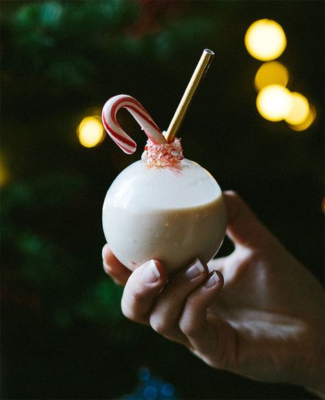 Must Mix: Baileys Holiday Ornament Cocktail Ornament Cocktails, Ornament Cocktail, Cocktail With Gin, Xmas Drinks, Candy Drinks, Christmas Cocktail, Christmas Entertaining, Christmas Brunch, Fine Living