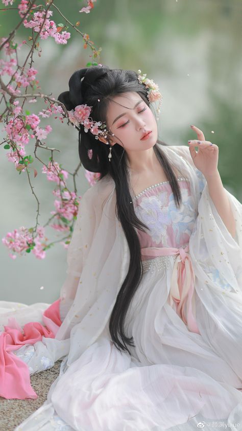 Hanfu Aesthetic, Chinese Female, Traditional Asian Dress, Female Clothing, East Asian, Beautiful Clothes, Chinese Culture, Ancient Chinese, Asian Fashion