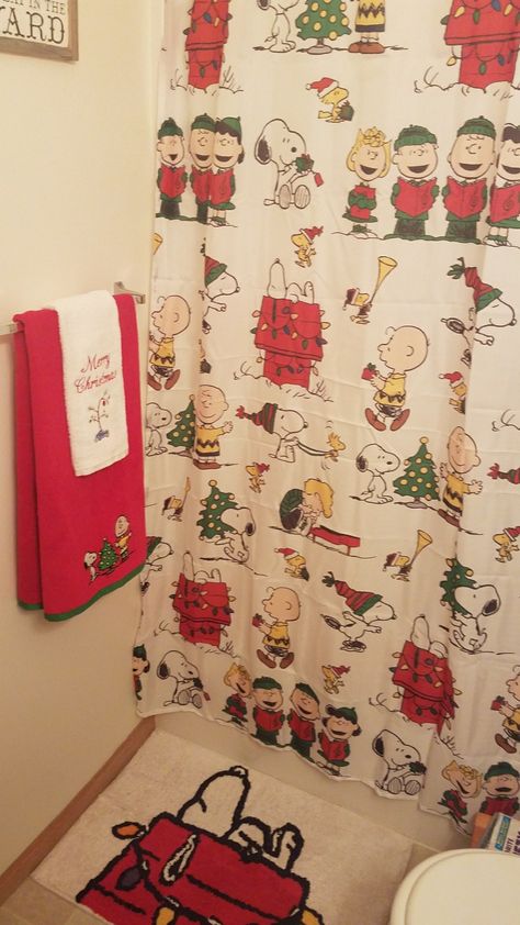 A Charlie Brown Christmas bathroom Snoopy Christmas Decorations, Snoopy Items, Peanuts Wallpaper, Brown Bathroom Decor, Kids Shower Curtain, Christmas Bathroom Decor, Snoopy Wallpaper, Christmas Bathroom, Brown Christmas