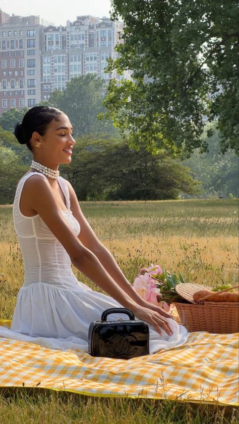 Elegant Coquette, Feminine Black Women, Femininity Aesthetic, Shotting Photo, Glam Photoshoot, Picnic Date, Black Femininity, Feminine Aesthetic, Brown Girl