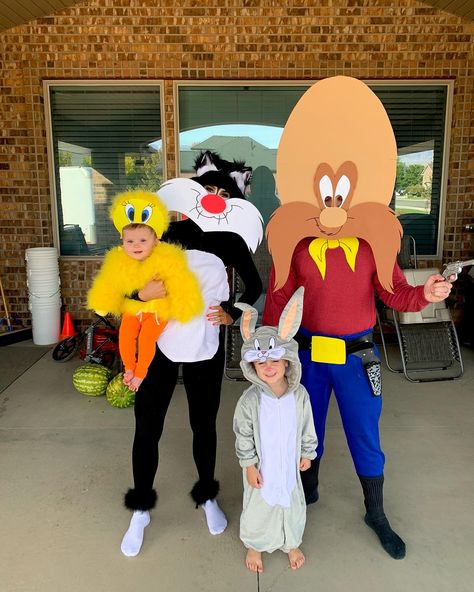 Diy Tweety Bird Costume, Old Cartoon Costumes, Tweety Bird Halloween Costume, Diy Looney Tunes Costume, Unique Family Costume Ideas, Yosemite Sam Costume, Looney Tunes Halloween Costumes, Looney Tunes Costume, Tweety Bird Costume