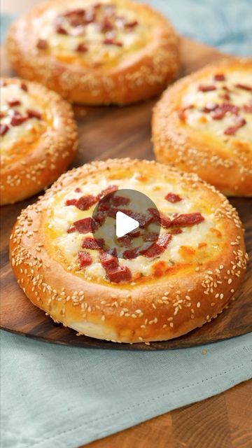 Pizza Mini, Mini Pizzas, Mini Pizza, Cheddar, Pizza, Pasta, Bread, On Instagram, Pizzas