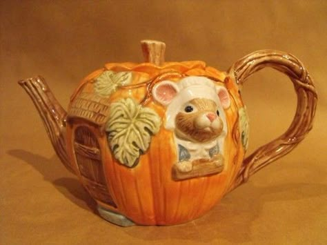 Fitz & Floyd  "Pumpkin and Mouse"  teapot 1993 Halloween Teapot, Cottage Teapot, Cute Teapot, Novelty Teapots, Unique Tea, Teapots And Cups, Tea Cozy, Curio Cabinet, Saxony