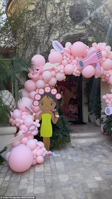 Inside Dream's lavish spa-themed bash: Rob Kardashian and Blac Chyna's daughter celebrates her seventh birthday with avocado face masks and bubble bath ball pits | Daily Mail Online Spa Party Decorations, Dream Kardashian, Rob Kardashian, Dreams Spa, Backdrops Kids, Kids Spa, Spa Birthday Parties, Spa Birthday, Blac Chyna