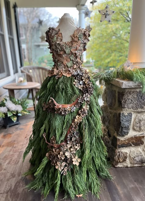 Woodland Fairy Costume, Mother Nature Costume, Mannequin Christmas Tree, Ren Faire Outfits, Tree Costume, Easy Diy Home Decor, Christmas Tree Dress, Fair Outfits, Diy Home Decor Crafts