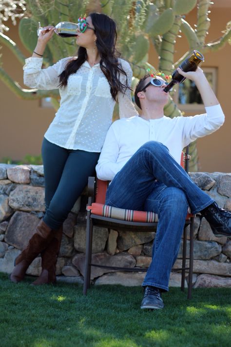 Funny Couple Photoshoot Ideas, Drinking Wine Pose, Drinking Photoshoot, Funny Couple Photoshoot, Anniversary Poses, Couples Christmas Photoshoot, Photoshoot Casual, Funny Engagement Photos, Cafe Photos