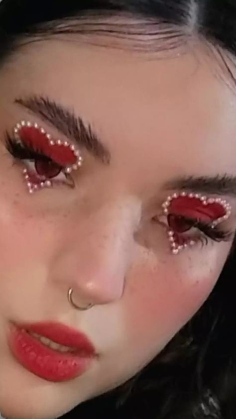 Heart Shaped Eyeshadow, Heart Eye Makeup Look, Red Queen Makeup, Heart Shaped Makeup, Heart Eyeshadow, Red Queen Costume, Hearts Makeup, Heart Face Makeup, Red Makeup Looks