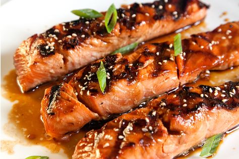 SALMON TERIYAKI In the Japanese kitchen, "teriyaki" means a dish that's glazed and grilled or broiled. Jarred versions of sweet-salty teriy... Salmon Teriyaki, Salmon Teriyaki Recipe, Teriyaki Recipe, Plats Healthy, Best Seafood Recipes, Teriyaki Salmon, Baked Salmon Recipes, Salmon Dishes, Idee Pasto Sano