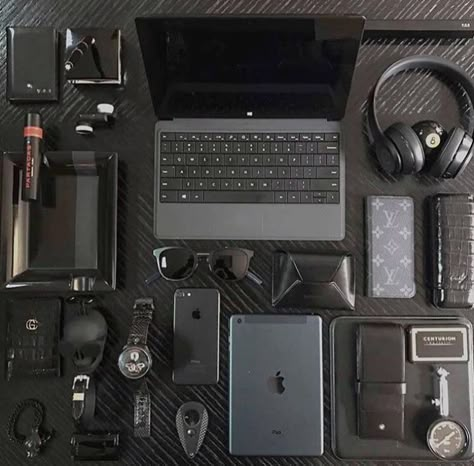 The essentials, you can never go wrong with all black.  (📷: instagram.com/whatusmenlike) #michaellouis  Essentials | #MichaelLouis - www.MichaelLouis.com Everyday Carry Bag, Everyday Bag Essentials, All Apple Products, Study Essentials, Black Instagram, Edc Bag, School Bag Essentials, Scary Dogs, Backpack Essentials