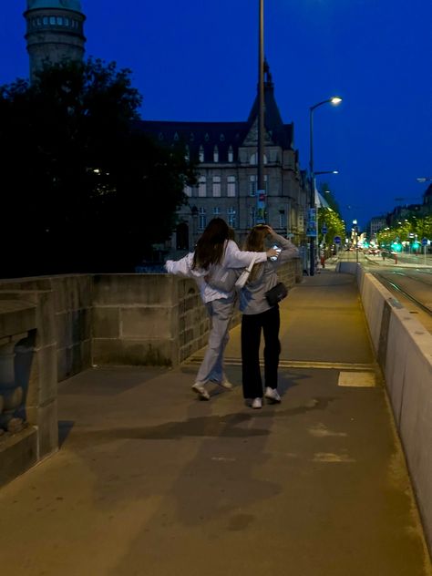 Walks Aesthetic Friends, City Walking Aesthetic, City Walk Aesthetic, Walking With Friends Aesthetic, Friends Walking Aesthetic, Evening Walk Aesthetic, City Friends Aesthetic, Night Walk With Friends, Friend Dates Aesthetic